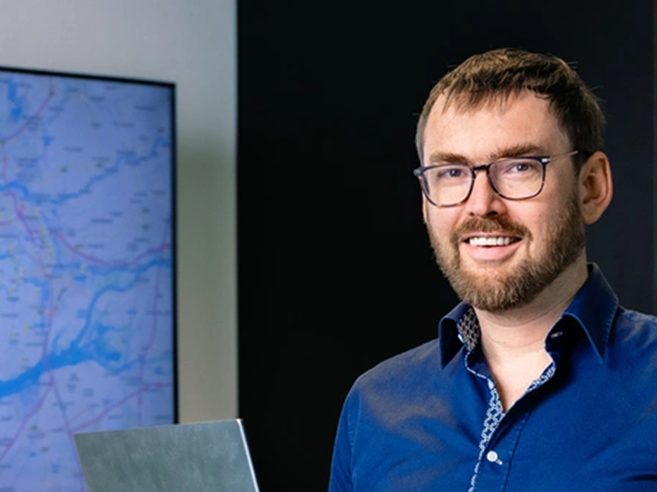 Man staat voor scherm