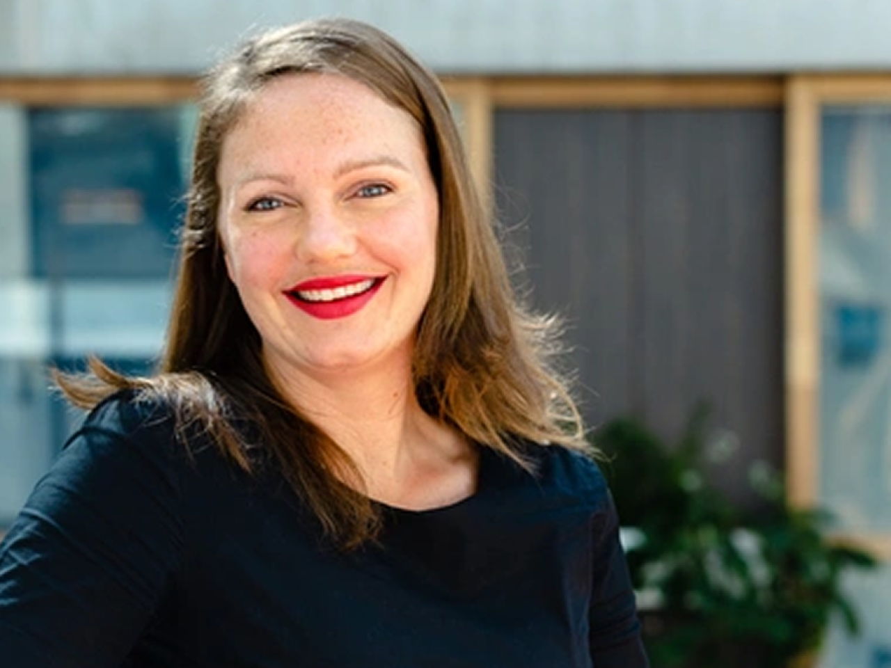 Vrouw staat voor kantoor